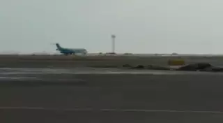 Видео посадки самолета Bek Air в Астане без передней стойки шасси