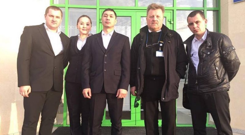 Экипаж аварийно севшего самолета. Фото пресс-службы 