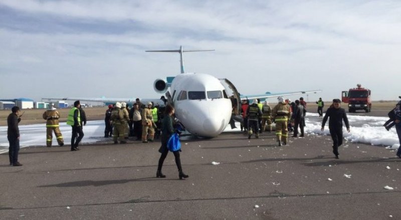 Самолет  Fokker-100 после аварийной посадки в Астане. 