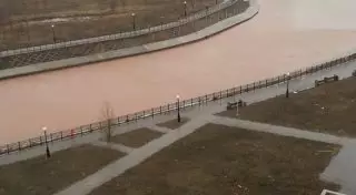 Вода в Гребном канале в Астане окрасилась в красный цвет