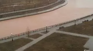 В "Астана су арнасы" объяснили красную воду в Гребном канале