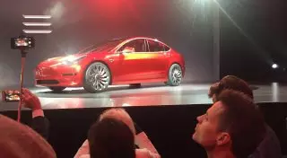 Tesla получила почти 300 тысяч предзаказов на самый дешевый электрокар