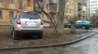 Сотрудника прокуратуры наказали за парковку машины на газоне в Усть-Каменогорске