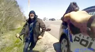 "Убей меня": В США полисмен с нательной камерой снял драматические кадры