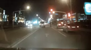 На видео попало, как Lexus едва не сбил пешеходов в центре Астаны