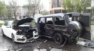 Gelandewagen вылетел на встречную полосу и врезался в Audi в Алматы