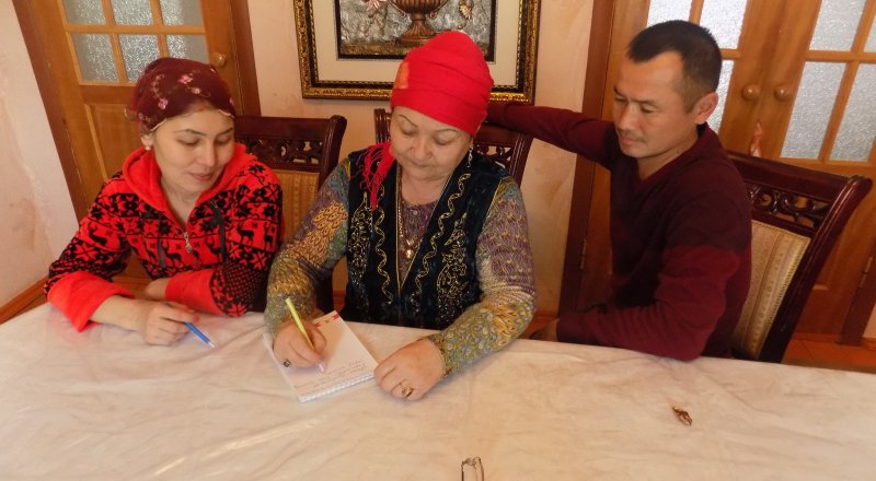 Родители и родственники солдата Абзала Султанкулова. Фото пресс-службы регионального командования "Оңтүстік" Национальной гвардии РК.