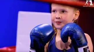 Отец прославившейся девочки-боксера из РК рассказал о трудностях "звездной" жизни