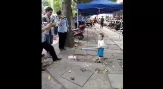 Китайский мальчик защитил бабушку от полицейских и покорил Интернет