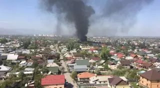 Жители Алматы сняли на видео сильный пожар
