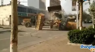 Китайские рабочие не поделили клиентов и устроили битву на бульдозерах