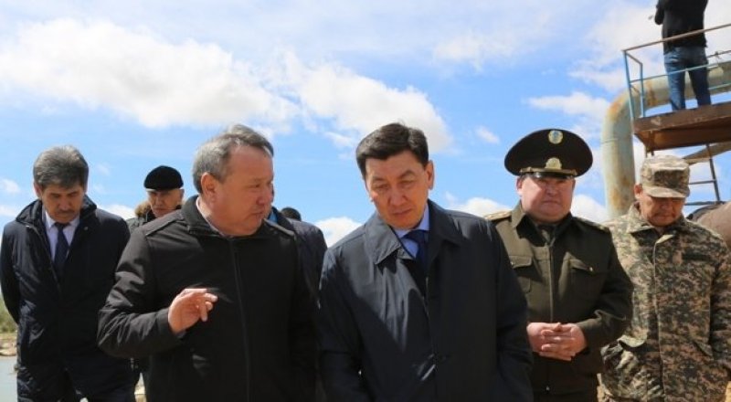 Алик Айдарбаев (справа). Фото пресс-службы акима. 