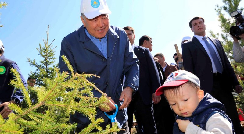 Президент Казахстана Нурсултан Назарбаев принял участие в общегородском субботнике "Чистый город - счастливый город!". Фото с сайта Акорды.