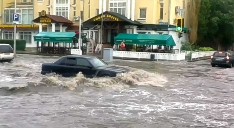 Улица Иманова в Астане после проливных дождей в мае 2015 года.
Скриншот с видео.