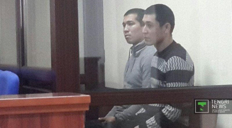 Бейбут Слямов и Самат Рафхатов, обвиняемые в убийстве Марии фадеевой  в зале суда. Фото © Tengrinews.kz