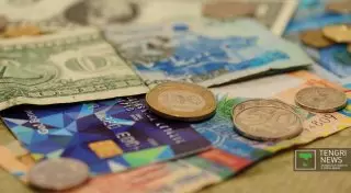 Курс нацвалюты ослаб еще на 3 тенге