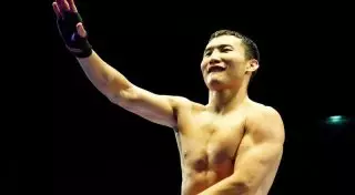 Канат Ислам представил перчатки и шорты на предстоящий бой с колумбийцем