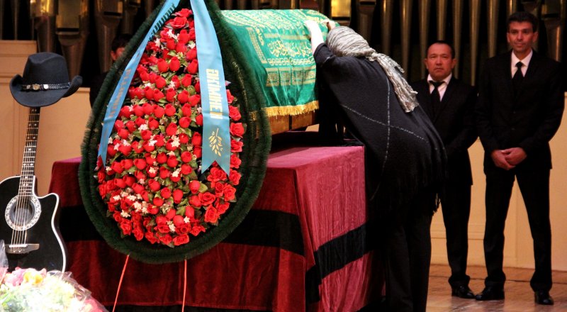 Карина Абдуллина прощается с Булатом Сыздыковым. Фото © Tengrinews.kz