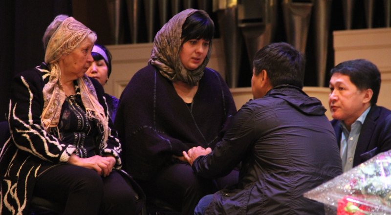 Карина Абдуллина на прощании с Булатом Сыздыковым. ©Tengrinews