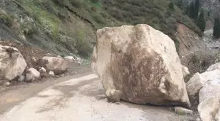 Дорогу на БАО перегородил валун