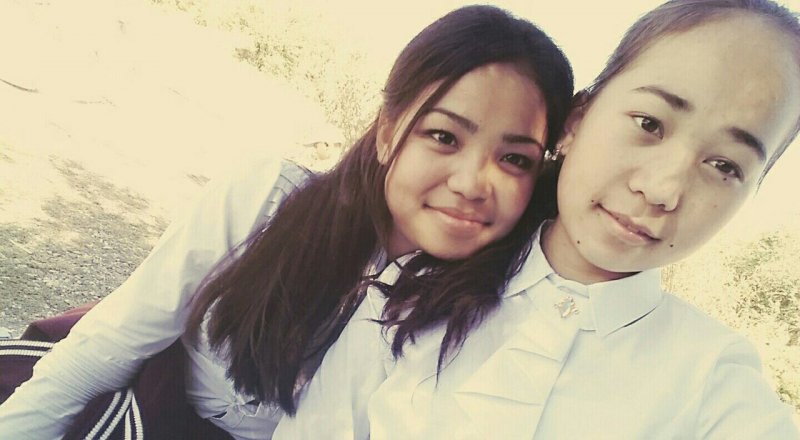 Айым Ултомбаева (справа) с подругой. Фото из соцсети "ВКонтакте"
