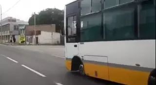 Автобус без колеса передвигался по улицам Шымкента