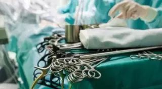 В России 13-летняя девочка случайно воткнула себе в сердце иглу