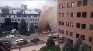 В Алматы из-под земли забил 10-метровый фонтан горячей воды