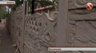 Придавивший насмерть школьника забор в Алматы пока менять не будут