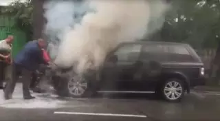 В Алматы на оживленной улице загорелся внедорожник Range Rover