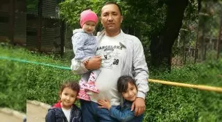 В Шымкенте пограничник вынес детей из горящей квартиры