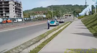 В Алматы полицейского наказали за остановку водителя в неположенном месте