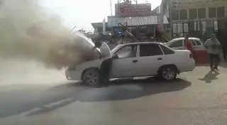 В Алматы возле ТЦ Car City загорелся автомобиль