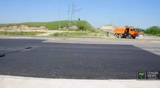 В Алматы залатали яму на Момышулы, появившуюся после дождей