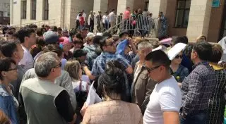 Жители Астаны вновь выстроились у акимата в очередь за землей