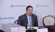 Известный экономист Дарон Аджемоглу провел автограф-сессию в Астане