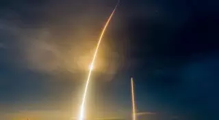 Илон Маск опубликовал видео возвращения ступени Falcon 9 на Землю