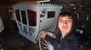 Житель Астаны собирает в гараже уникальные кареты