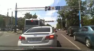 Автобус выехал на "встречку" и повернул на красный свет в Алматы