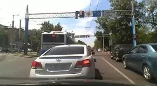В Алматы наказали водителя автобуса, проехавшего перекресток по "встречке"