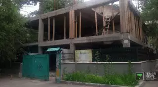 В Алматы сносят здание, построенное на месте бывшего детсада