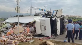 Грузовик с газировкой перевернулся в Алматы