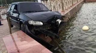 Автоледи протаранила ограждение городского фонтана в Павлодаре