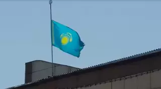 В Каскелене в день траура Государственный флаг повесили вверх ногами