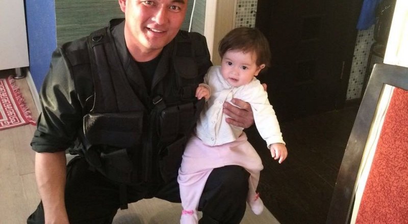 Омиржан Темирбеков с дочкой.