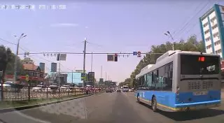 Видео очередного грубого нарушения ПДД водителем автобуса сняли в Алматы