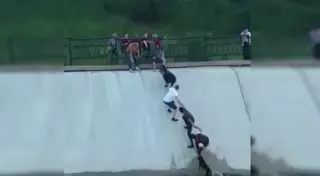 Видео трогательного спасения собаки в Алматы появилось в Сети