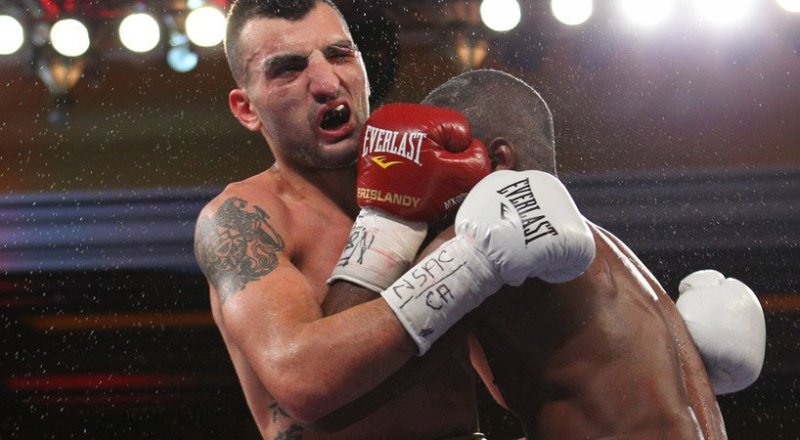 Фрагмент поединка Ванес Мартиросян - Эрисланди Лара. © akboxing.ru