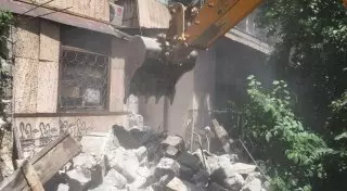 В Алматы бульдозером снесли незаконную пристройку к квартире на первом этаже