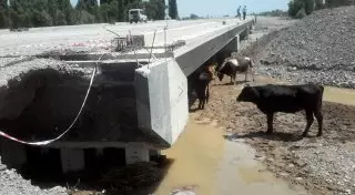 Паводки подмывают мост автотрассы "Западная Европа - Западный Китай"